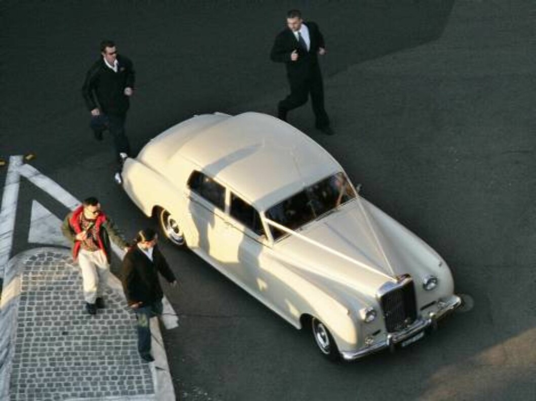 Security staff run beside the bridal car of Oscar winning actress Nicole Kidman as she leaves her waterfront home to marry country music star Keith Urban, in Sydney, Sunday, June 25, 2006. Around 230 guests were expected to watch the pair exchange vows at Foto: AP/Scanpix Security staff run beside the bridal car of Oscar winning actress Nicole Kidman as she leaves her waterfront home to marry country music star Keith Urban, in Sydney, Sunday, June 25, 2006. Around 230 guests were expected to watch the pair exchange vows at Foto: AP/Scanpix