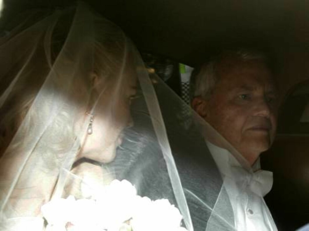 Oscar winning actress Nicole Kidman, left, and her father Anthony leave her waterfront home as she makes her way to marrying country music star Keith Urban, in Sydney, Sunday, June 25, 2006. Around 230 guests were expected to watch the pair exchange vows Foto: AP/Scanpix Oscar winning actress Nicole Kidman, left, and her father Anthony leave her waterfront home as she makes her way to marrying country music star Keith Urban, in Sydney, Sunday, June 25, 2006. Around 230 guests were expected to watch the pair exchange vows Foto: AP/Scanpix