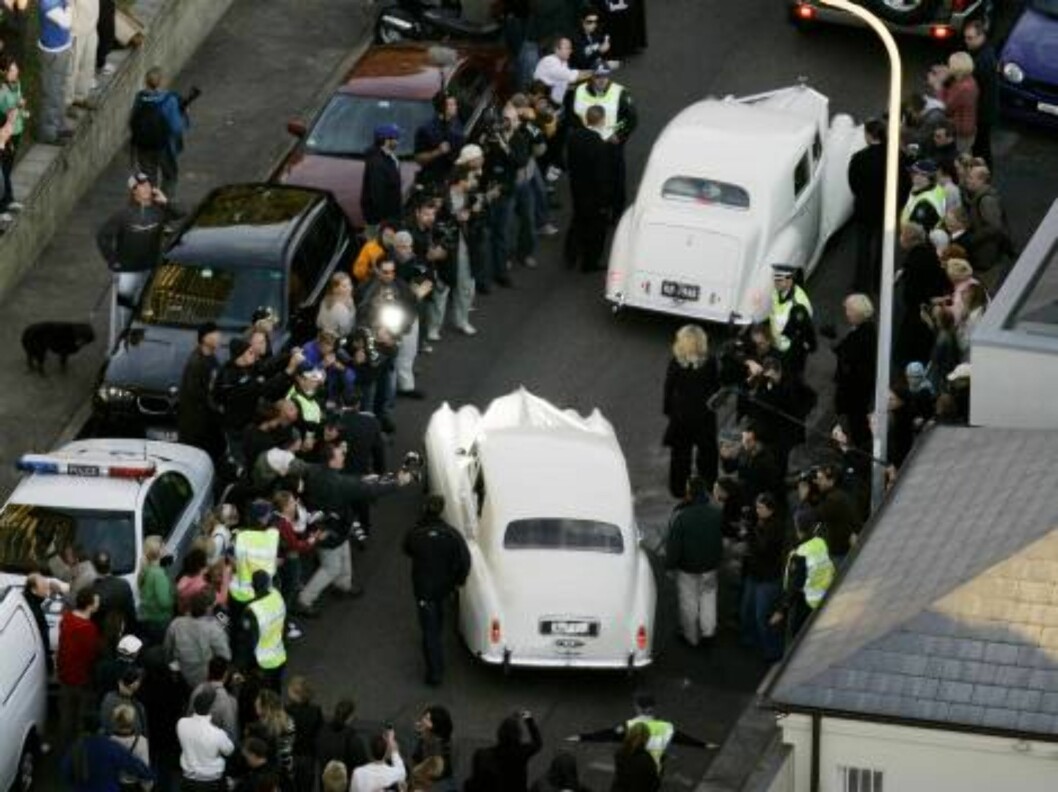 Photographers surround the bridal cars as they leave Oscar-winning actress Nicole Kidman's waterfront home as she makes her way to marrying country music star Keith Urban, in Sydney, Sunday, June 25, 2006. Around 230 guests were expected to watch the pair Foto: AP/Scanpix Photographers surround the bridal cars as they leave Oscar-winning actress Nicole Kidman's waterfront home as she makes her way to marrying country music star Keith Urban, in Sydney, Sunday, June 25, 2006. Around 230 guests were expected to watch the pair Foto: AP/Scanpix