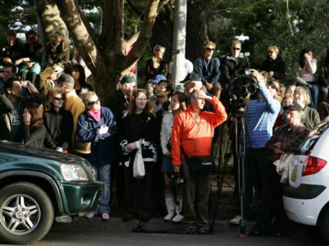 Fans wait at the chapel where Oscar-winning actress Nicole Kidman is set to marry country music star Keith Urban in Sydney Sunday, June 25, 2006. Several thousand people lined the street for chance to glimpse Kidman and Urban. (AP Photo/Rick Rycroft) Foto: AP/Scanpix Fans wait at the chapel where Oscar-winning actress Nicole Kidman is set to marry country music star Keith Urban in Sydney Sunday, June 25, 2006. Several thousand people lined the street for chance to glimpse Kidman and Urban. (AP Photo/Rick Rycroft) Foto: AP/Scanpix