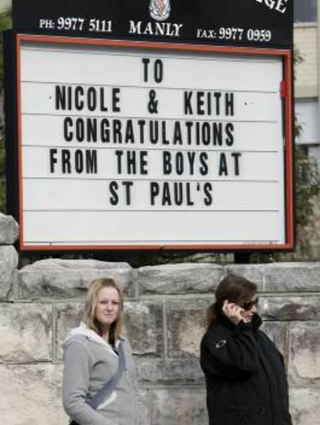Two women wait near a sign at the chapel where Oscar-winning actor Nicole Kidman is set to marry country music star Keith Urban, Sydney Sunday, June 25, 2006. Several thousand people lined the street for chance to glimpse Kidman and Urban. (AP Photo/Rick Foto: AP/Scanpix Two women wait near a sign at the chapel where Oscar-winning actor Nicole Kidman is set to marry country music star Keith Urban, Sydney Sunday, June 25, 2006. Several thousand people lined the street for chance to glimpse Kidman and Urban. (AP Photo/Rick Foto: AP/Scanpix