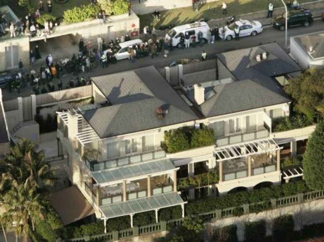 An aerial view of the waterfront home of Oscar winning actress Nicole Kidman as crowds wait for her departure for her wedding to country music star Keith Urban Sunday, June 25, 2006. Around 230 guests were expected to watch the pair exchange vows at the g Foto: AP/Scanpix An aerial view of the waterfront home of Oscar winning actress Nicole Kidman as crowds wait for her departure for her wedding to country music star Keith Urban Sunday, June 25, 2006. Around 230 guests were expected to watch the pair exchange vows at the g Foto: AP/Scanpix
