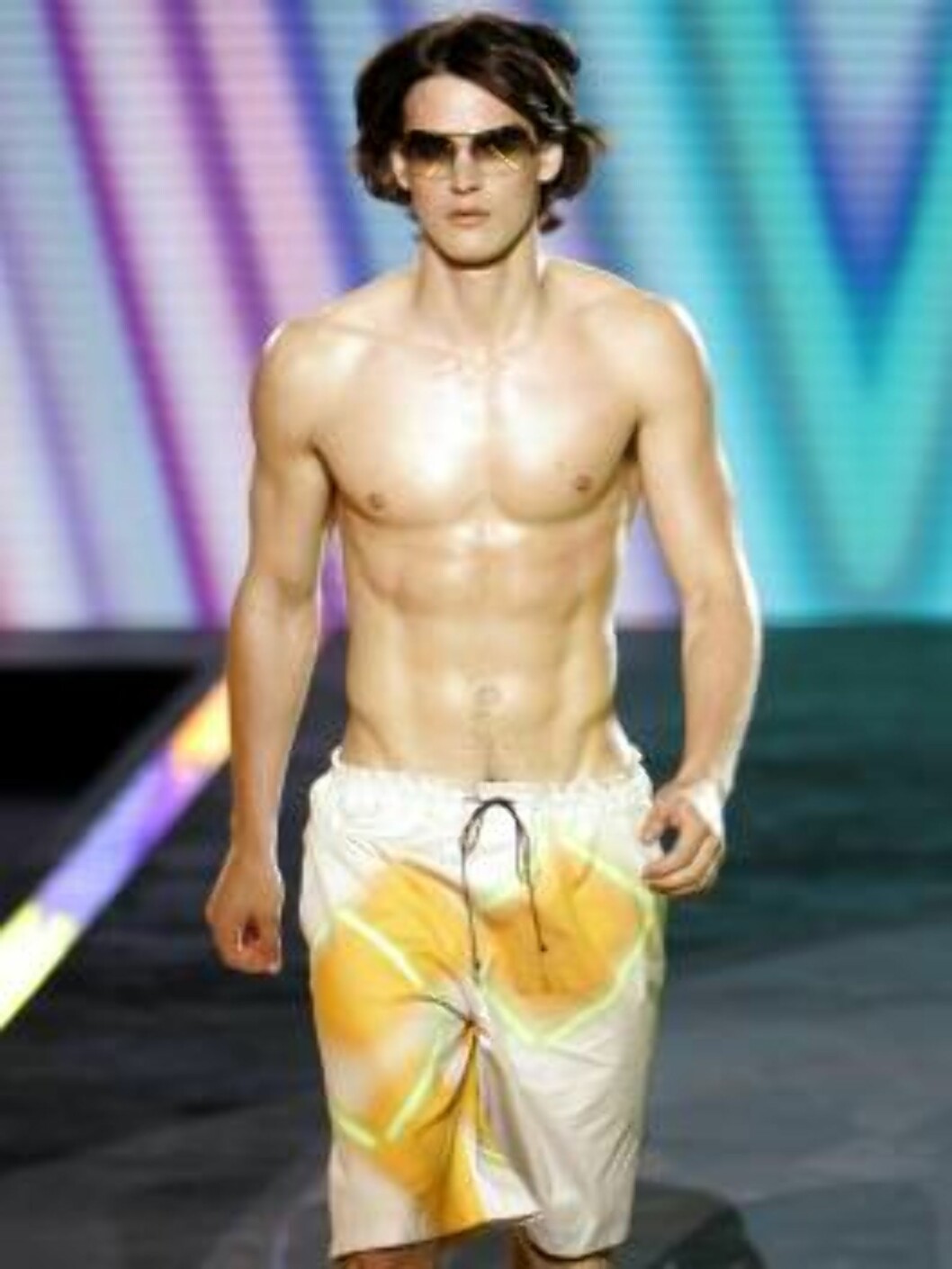 A model wears an outfit part of Gianni Versace Spring-Summer 2007 men's collection, unveiled in Milan, Italy, Monday, June 26, 2006. (AP Photo/Antonio Calanni) Foto: AP/Scanpix A model wears an outfit part of Gianni Versace Spring-Summer 2007 men's collection, unveiled in Milan, Italy, Monday, June 26, 2006. (AP Photo/Antonio Calanni) Foto: AP/Scanpix