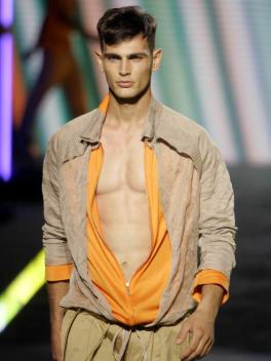 A model wears an outfit part of Gianni Versace Spring-Summer 2007 men's collection, unveiled in Milan, Italy, Monday, June 26, 2006. (AP Photo/Antonio Calanni) Foto: AP/Scanpix A model wears an outfit part of Gianni Versace Spring-Summer 2007 men's collection, unveiled in Milan, Italy, Monday, June 26, 2006. (AP Photo/Antonio Calanni) Foto: AP/Scanpix