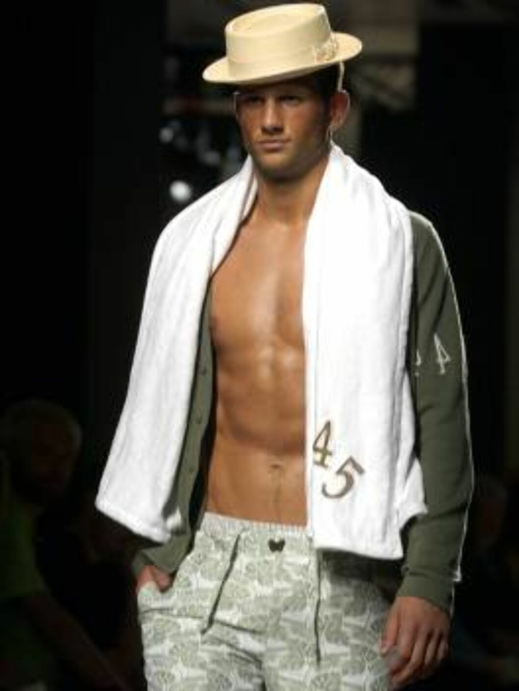 A model sports an outfit by Bottega Veneta Spring-Summer 2007 men's collection, unveiled in Milan, Italy, Monday, June 26, 2006. (AP Photo/Alberto Pellaschiar) Foto: AP/Scanpix A model sports an outfit by Bottega Veneta Spring-Summer 2007 men's collection, unveiled in Milan, Italy, Monday, June 26, 2006. (AP Photo/Alberto Pellaschiar) Foto: AP/Scanpix