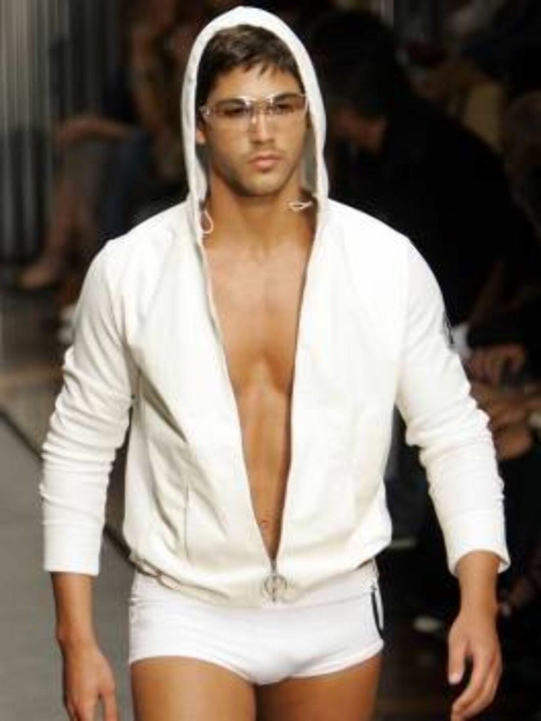 A model wears an outfit part of Gianfranco Ferre` Spring-Summer 2007 men's collection, unveiled in Milan, Italy, Monday, June 26, 2006. (AP Photo/Antonio Calanni) Foto: AP/Scanpix A model wears an outfit part of Gianfranco Ferre` Spring-Summer 2007 men's collection, unveiled in Milan, Italy, Monday, June 26, 2006. (AP Photo/Antonio Calanni) Foto: AP/Scanpix