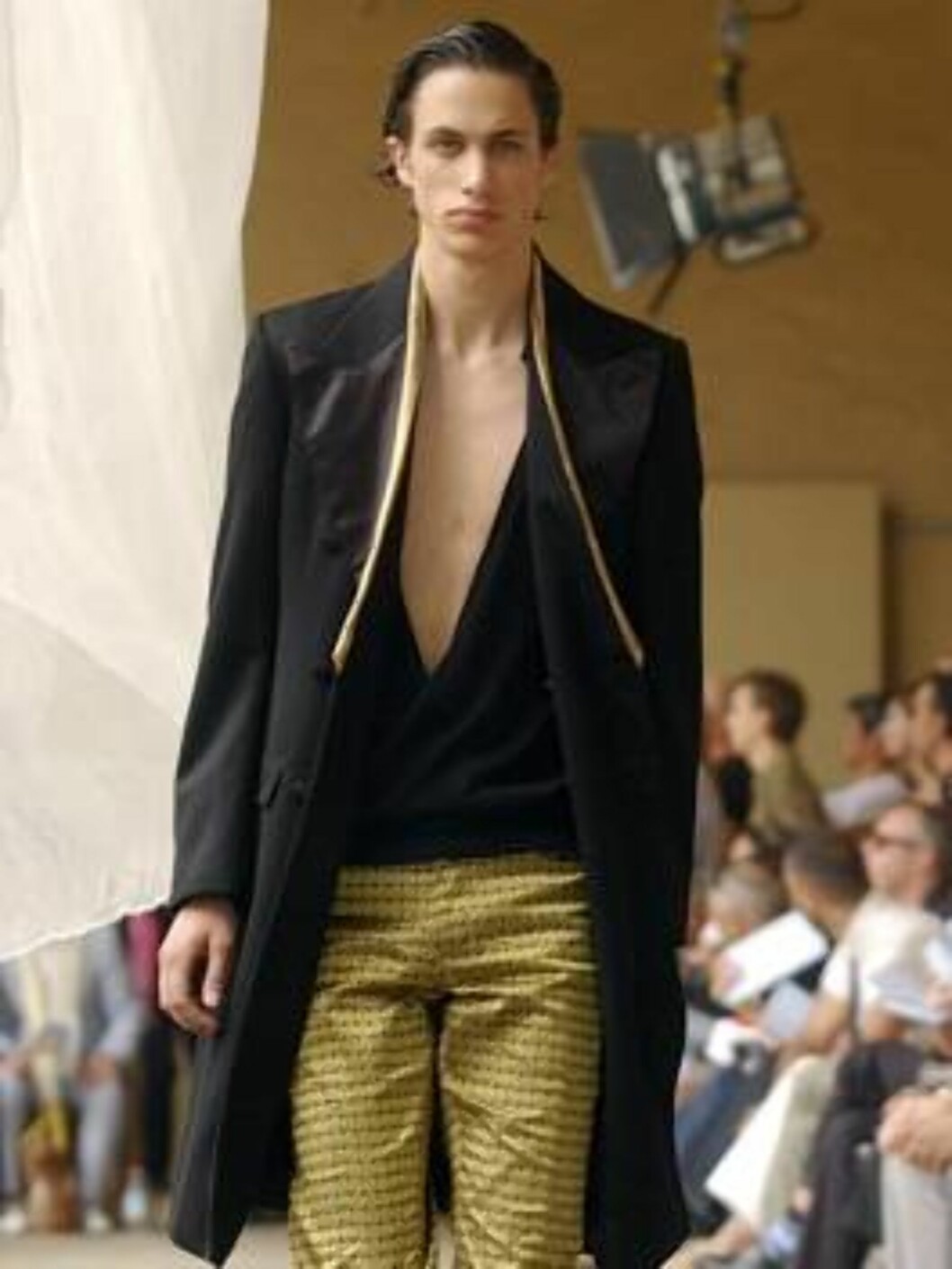 A model wears an outfit part of Alexander McQueen Spring-Summer 2007 men's collection, unveiled in Milan, Italy, Monday, June 26, 2006. (AP Photo/Alberto Pellaschiar) Foto: AP/Scanpix A model wears an outfit part of Alexander McQueen Spring-Summer 2007 men's collection, unveiled in Milan, Italy, Monday, June 26, 2006. (AP Photo/Alberto Pellaschiar) Foto: AP/Scanpix
