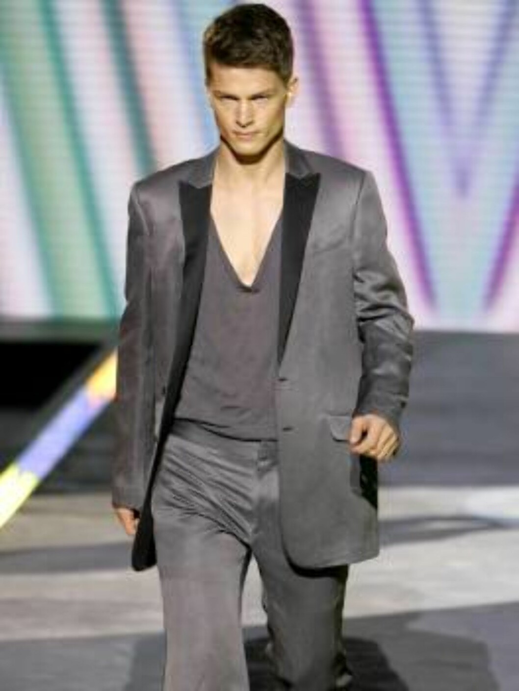 A model wears a creation part of Gianni Versace Spring-Summer 2007 men's collection, unveiled in Milan, Italy, Monday, June 26, 2006. (AP Photo/Antonio Calanni) Foto: AP/Scanpix A model wears a creation part of Gianni Versace Spring-Summer 2007 men's collection, unveiled in Milan, Italy, Monday, June 26, 2006. (AP Photo/Antonio Calanni) Foto: AP/Scanpix