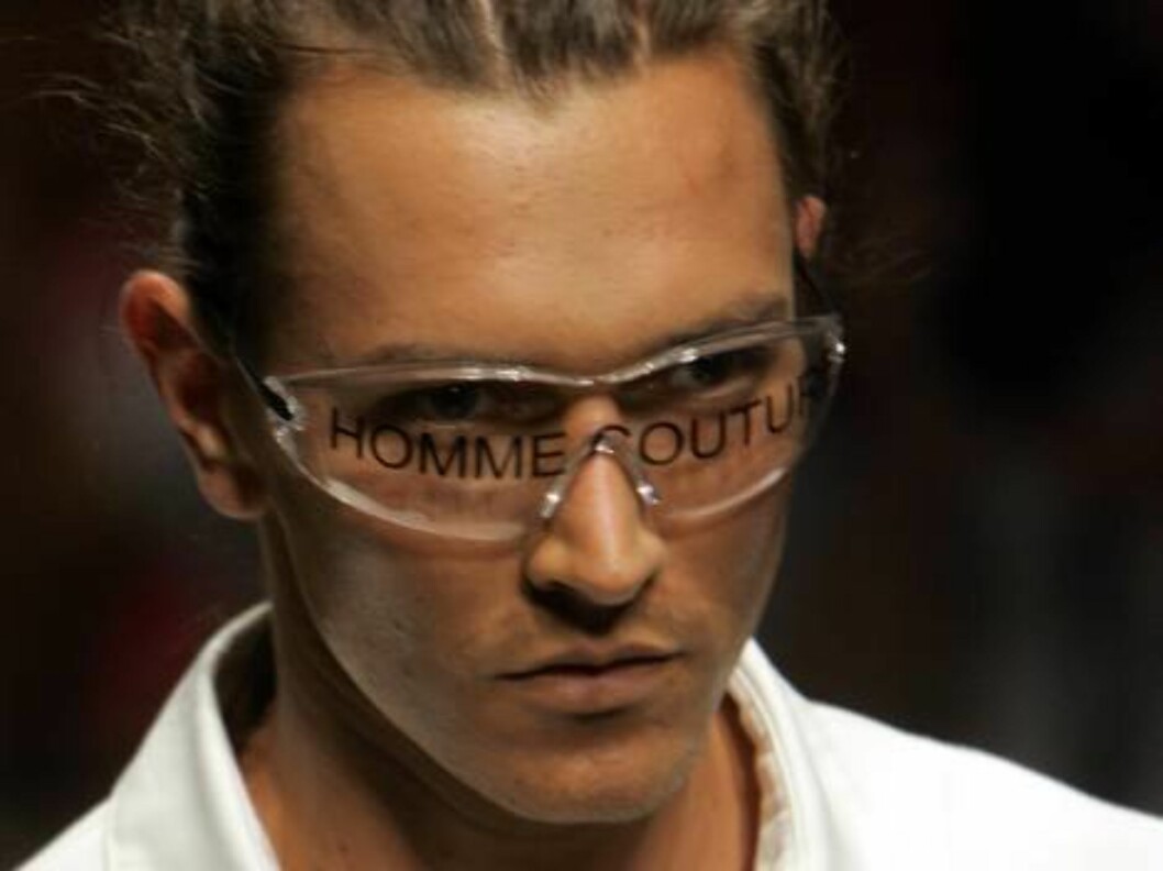 A model sports glasses reading "Homme Couture", part of Gianfranco Ferre` Spring-Summer 2007 men's collection, unveiled in Milan, Italy, Monday, June 26, 2006. (AP Photo/Antonio Calanni) Foto: AP/Scanpix A model sports glasses reading "Homme Couture", part of Gianfranco Ferre` Spring-Summer 2007 men's collection, unveiled in Milan, Italy, Monday, June 26, 2006. (AP Photo/Antonio Calanni) Foto: AP/Scanpix