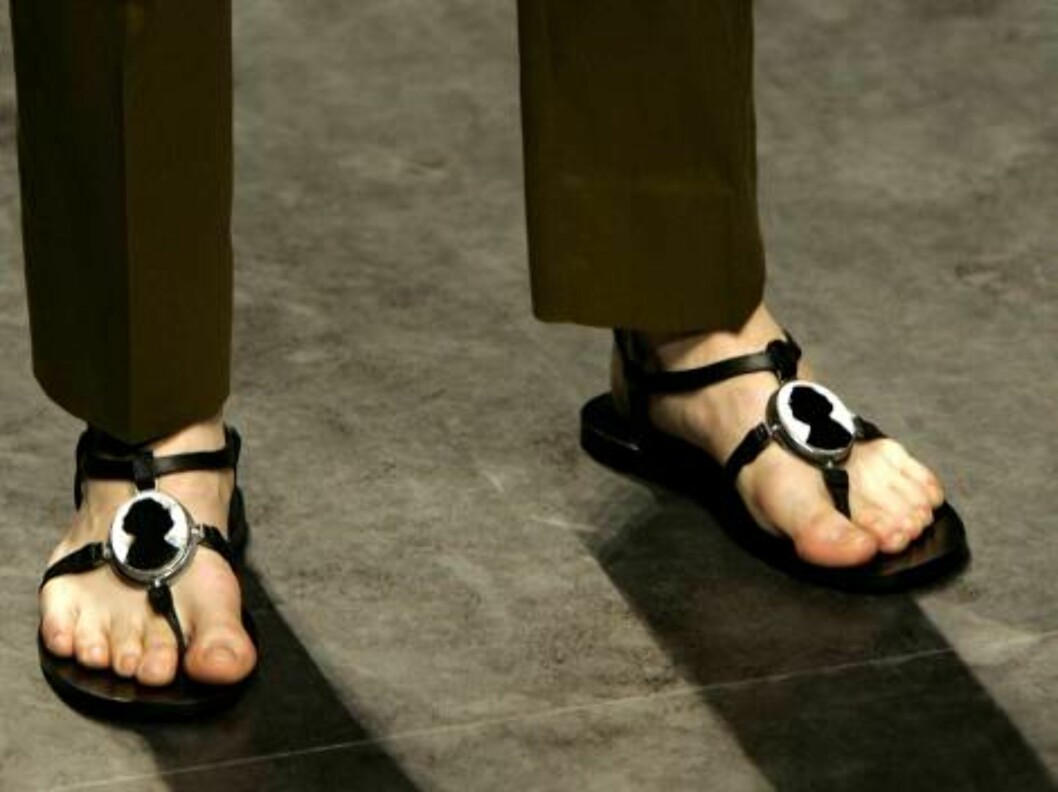 A model wears sandals showing a silhouette of Italian designer Gianfranco Ferre`, during the Gianfranco Ferre`Spring-Summer 2007 men's collection, unveiled in Milan, Italy, Monday, June 26, 2006. (AP Photo/Antonio Calanni) Foto: AP/Scanpix A model wears sandals showing a silhouette of Italian designer Gianfranco Ferre`, during the Gianfranco Ferre`Spring-Summer 2007 men's collection, unveiled in Milan, Italy, Monday, June 26, 2006. (AP Photo/Antonio Calanni) Foto: AP/Scanpix