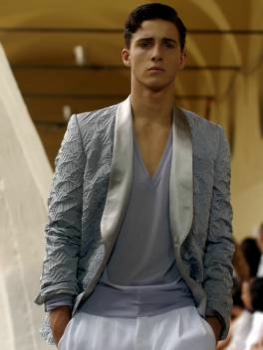 A model wears an outfit part of the Alexander McQueen Spring-Summer 2007 men's collection, unveiled in Milan, Italy, Monday, June 26, 2006. (AP Photo/Alberto Pellaschiar) Foto: AP/Scanpix A model wears an outfit part of the Alexander McQueen Spring-Summer 2007 men's collection, unveiled in Milan, Italy, Monday, June 26, 2006. (AP Photo/Alberto Pellaschiar) Foto: AP/Scanpix
