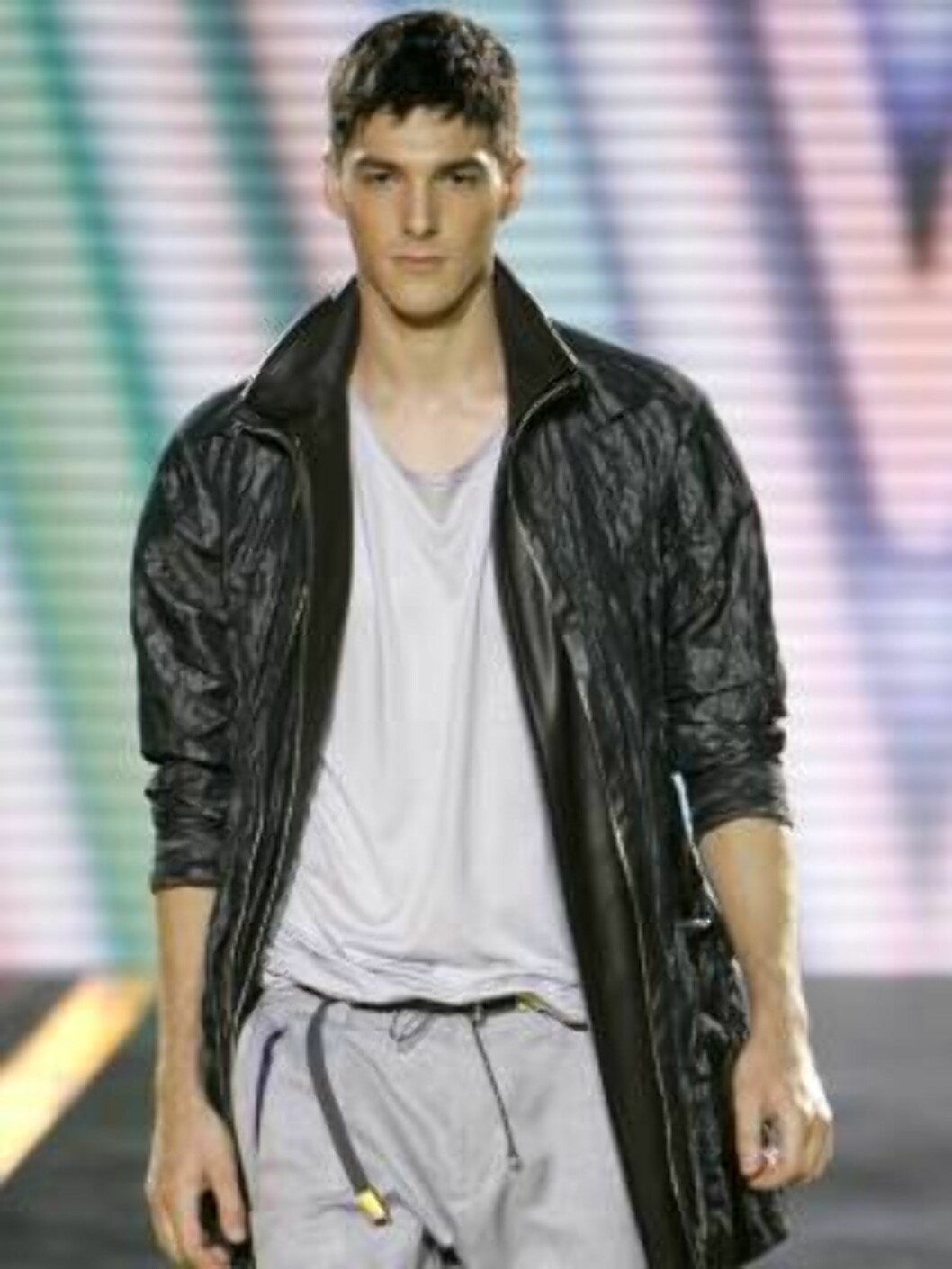 A model wears a creation part of Gianni Versace Spring-Summer 2007 men's collection, unveiled in Milan, Italy, Monday, June 26, 2006. (AP Photo/Antonio Calanni) Foto: AP/Scanpix A model wears a creation part of Gianni Versace Spring-Summer 2007 men's collection, unveiled in Milan, Italy, Monday, June 26, 2006. (AP Photo/Antonio Calanni) Foto: AP/Scanpix