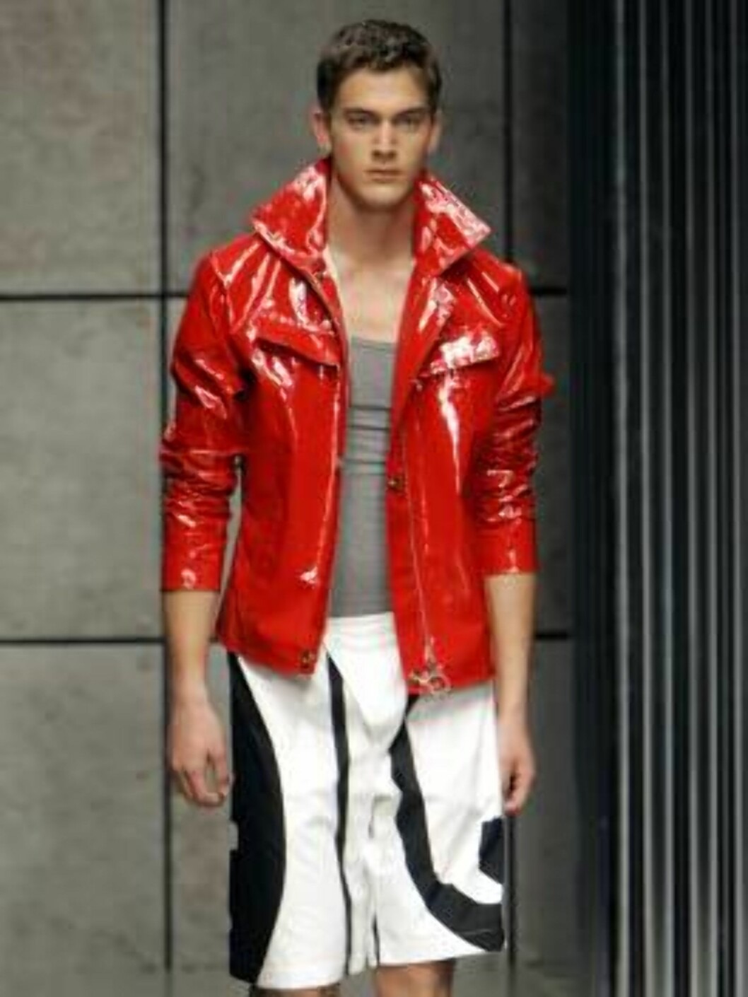 A model wears an outfit part of the Gianfranco Ferre` Spring-Summer 2007 men's collection, unveiled in Milan, Italy, Monday, June 26, 2006. (AP Photo/Antonio Calanni) Foto: AP/Scanpix A model wears an outfit part of the Gianfranco Ferre` Spring-Summer 2007 men's collection, unveiled in Milan, Italy, Monday, June 26, 2006. (AP Photo/Antonio Calanni) Foto: AP/Scanpix
