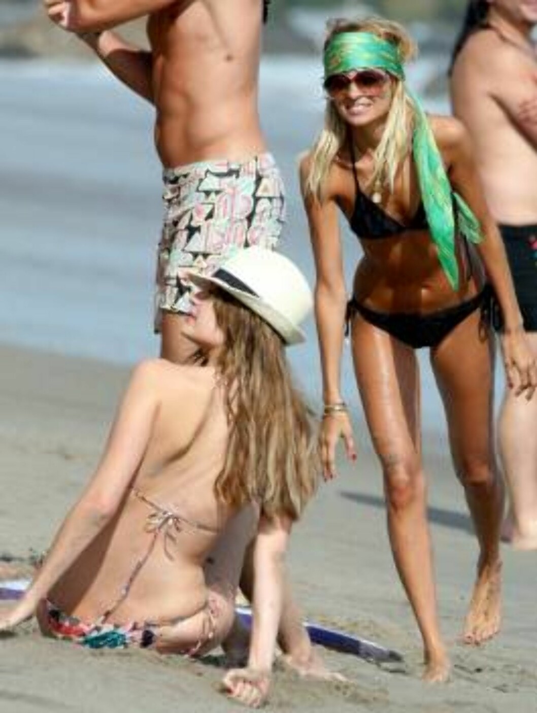 Mischa Barton and boyfriend Cisco on the beach in Malibu. Friend Nicole Richie is with them June 25, 2006 X17agency exclusive Foto: All Over Press Mischa Barton and boyfriend Cisco on the beach in Malibu. Friend Nicole Richie is with them June 25, 2006 X17agency exclusive Foto: All Over Press