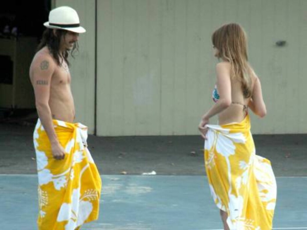 Mischa Barton and boyfriend Cisco on the beach in Malibu. Friend Nicole Richie is with them June 25, 2006 X17agency exclusive Foto: All Over Press Mischa Barton and boyfriend Cisco on the beach in Malibu. Friend Nicole Richie is with them June 25, 2006 X17agency exclusive Foto: All Over Press