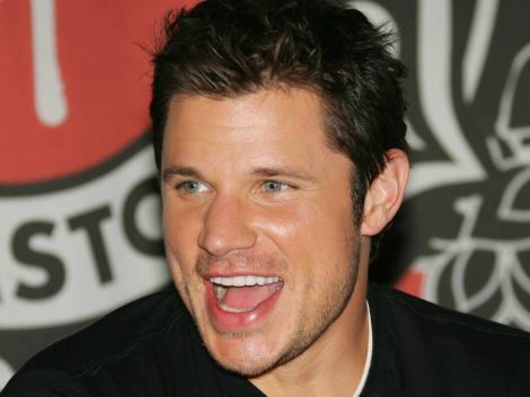 <strong>NEW YORK - MAY 09:</strong> Singer Nick Lachey signs copies of his new CD "What's Left Of Me" at Virgin Megastore Times Square May 9, 2006 in New York City. (Photo by Evan Agostini/Getty Images) *** Local Caption *** Nick Lachey
* SPECIAL INSTRUCTIONS: * *OBJE Foto: All Over Press <strong>NEW YORK - MAY 09:</strong> Singer Nick Lachey signs copies of his new CD "What's Left Of Me" at Virgin Megastore Times Square May 9, 2006 in New York City. (Photo by Evan Agostini/Getty Images) *** Local Caption *** Nick Lachey
* SPECIAL INSTRUCTIONS: * *OBJE Foto: All Over Press
