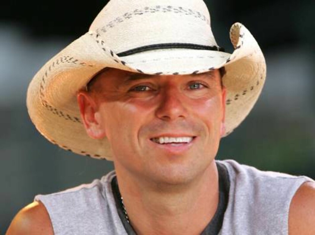 <strong>NEW YORK - JUNE 09:</strong> Country Singer Kenny Chesney makes an appearance on at ABC's Good Morning America summer concert series in Bryant Park on June 9, 2006 in New York City. (Photo by Peter Kramer/Getty Images) *** Local Caption *** Kenny Chesney
* SPEC Foto: All Over Press <strong>NEW YORK - JUNE 09:</strong> Country Singer Kenny Chesney makes an appearance on at ABC's Good Morning America summer concert series in Bryant Park on June 9, 2006 in New York City. (Photo by Peter Kramer/Getty Images) *** Local Caption *** Kenny Chesney
* SPEC Foto: All Over Press