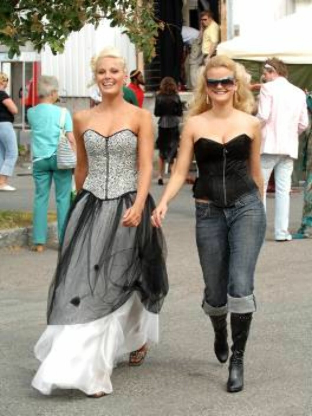 Skien / Langesund 17 juni 2006
Den årlige Wikstrømfesten ble arrangert denne helgen.
Eldste datteren til Dorthe Skappe, Maria Skappel går i mammas fotspor. fra venstre:
Maria Skappel og Sandra Lyng Haugen Foto: Anders Martinsen fotografer Skien / Langesund 17 juni 2006
Den årlige Wikstrømfesten ble arrangert denne helgen.
Eldste datteren til Dorthe Skappe, Maria Skappel går i mammas fotspor. fra venstre:
Maria Skappel og Sandra Lyng Haugen Foto: Anders Martinsen fotografer