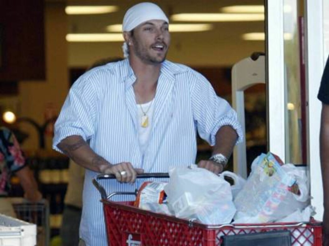 <strong>Code:</strong> X17XX8 - Rhea-Vibbert, Scottsdale, USA, 25.04.2005: Kevin Federline shopping for baby clothes at a mall in Arizona where he and Britney Spears are vacationing.
All Over Press / X17 Agency / Rhea-Vibbert / ALL OVER PRESS Foto: All Over Press <strong>Code:</strong> X17XX8 - Rhea-Vibbert, Scottsdale, USA, 25.04.2005: Kevin Federline shopping for baby clothes at a mall in Arizona where he and Britney Spears are vacationing.
All Over Press / X17 Agency / Rhea-Vibbert / ALL OVER PRESS Foto: All Over Press
