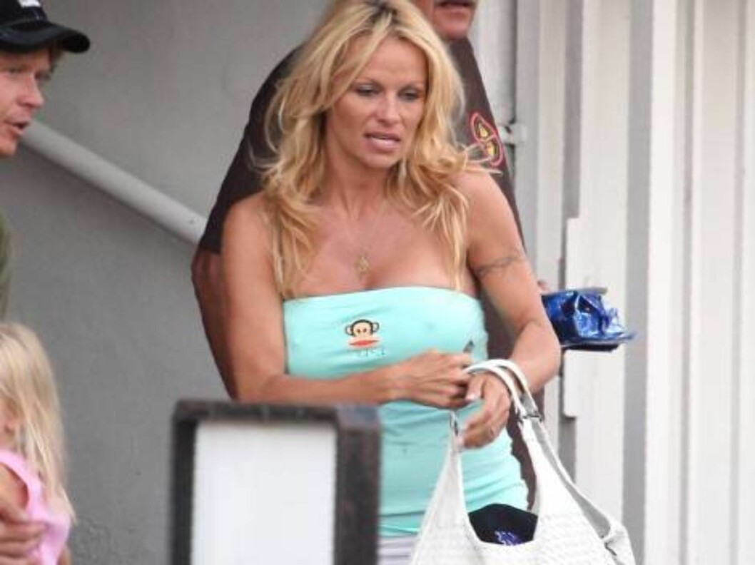 Pamela Anderson grocery shopping at Ralph store June 15, 2006 X17agency EXCLUSIVE
EXCLUSIVE Foto: All Over Press Pamela Anderson grocery shopping at Ralph store June 15, 2006 X17agency EXCLUSIVE
EXCLUSIVE Foto: All Over Press