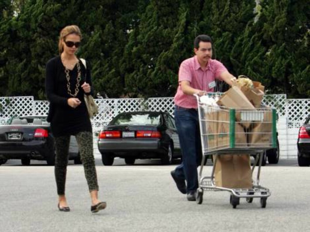 Jessica Alba grocery shopping at Bristol Farms in Beverly Hills wears camouflage leopard pants. Mai 8, 2006
X17agency EXCLUSIVE / ALL OVER PRESS Foto: All Over Press Jessica Alba grocery shopping at Bristol Farms in Beverly Hills wears camouflage leopard pants. Mai 8, 2006
X17agency EXCLUSIVE / ALL OVER PRESS Foto: All Over Press