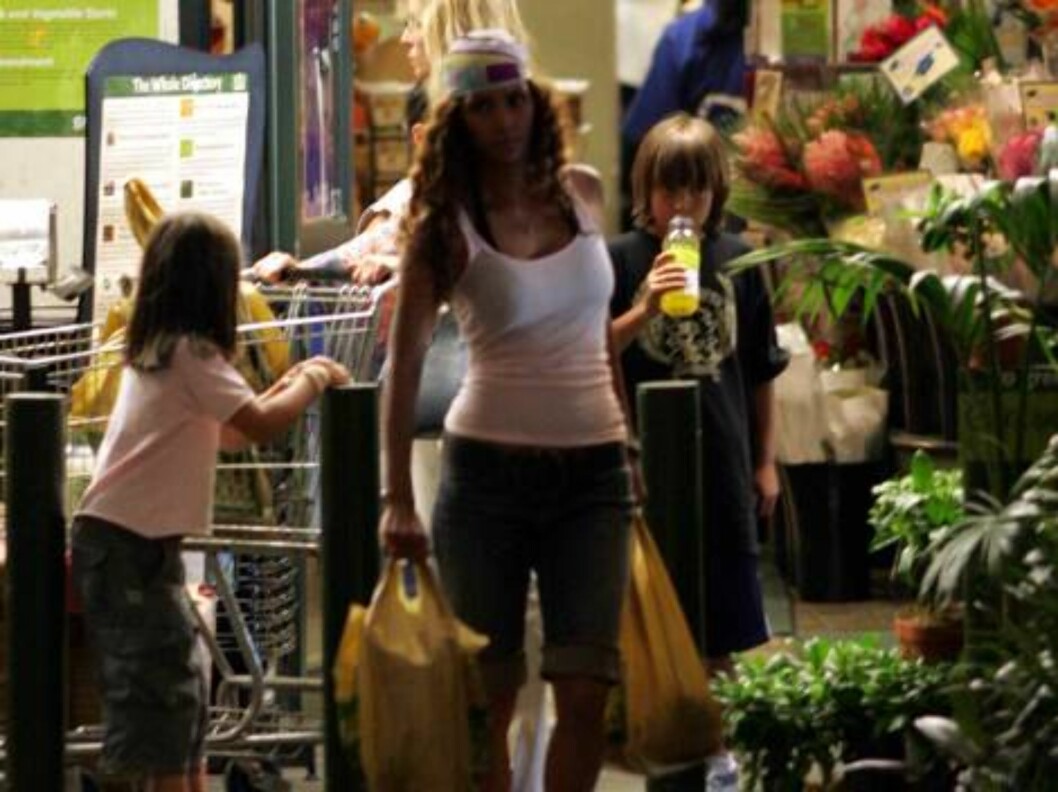 Halle Berry grocery shopping at Wholefood store with bandana June 15, 2006 X17agency EXCLUSIVE Foto: All Over Press Halle Berry grocery shopping at Wholefood store with bandana June 15, 2006 X17agency EXCLUSIVE Foto: All Over Press