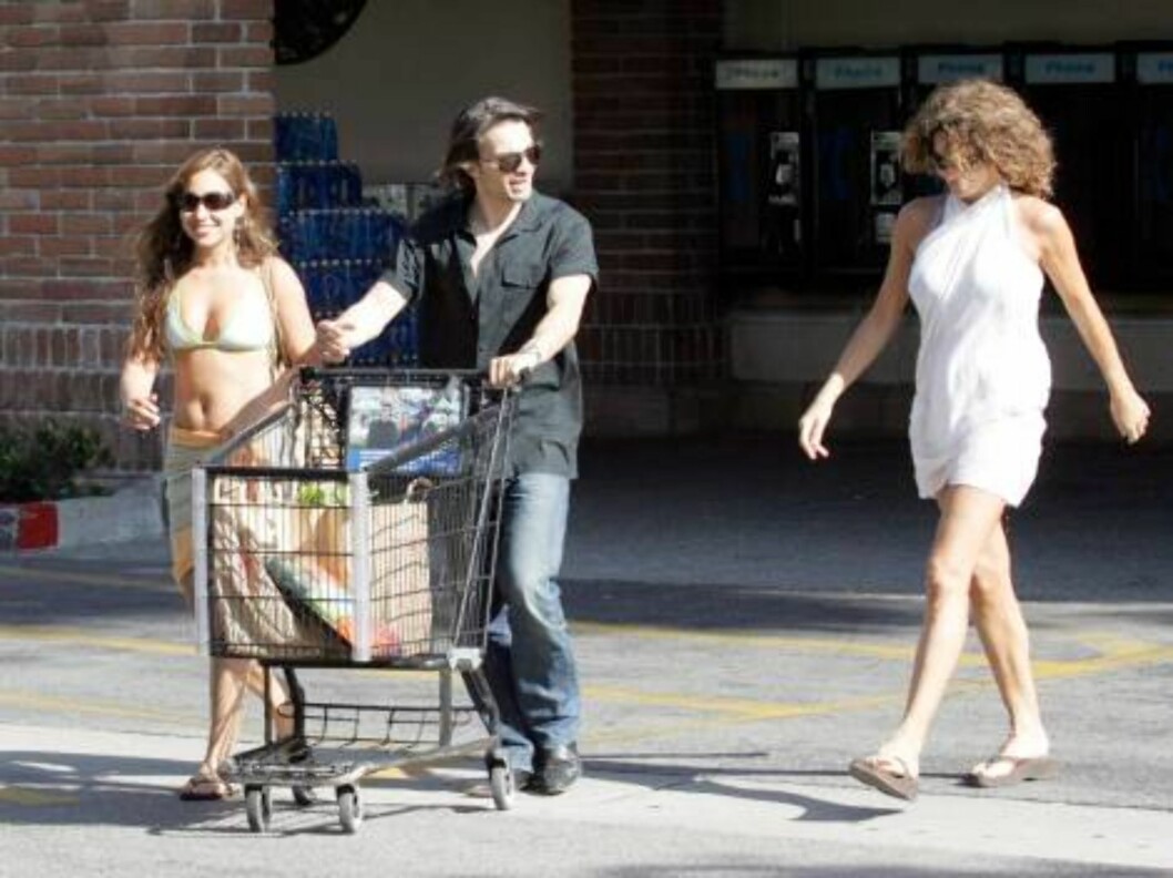 Olivier Martinez flirting with girls in Malibu June 4, 2006 X17agency exclusive / ALL OVER PRESS Foto: All Over Press Olivier Martinez flirting with girls in Malibu June 4, 2006 X17agency exclusive / ALL OVER PRESS Foto: All Over Press