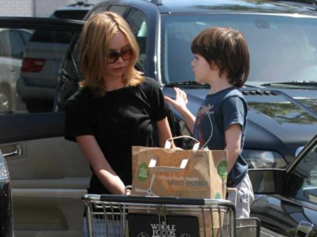 Calista Flockhart grocery shopping in Brentwood with son Liam. June 5, 2006 X17agency EXCLUSIVE / ALL OVER PRESS Foto: All Over Press Calista Flockhart grocery shopping in Brentwood with son Liam. June 5, 2006 X17agency EXCLUSIVE / ALL OVER PRESS Foto: All Over Press