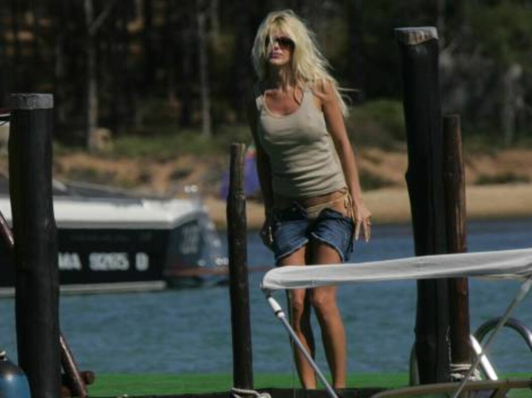 UT I VANNET: Etter å ha blitt hisset opp på land var Playboymodellen klar til å gå i vannet. Foto: (c)CIAO PIX/BULLS UT I VANNET: Etter å ha blitt hisset opp på land var Playboymodellen klar til å gå i vannet. Foto: (c)CIAO PIX/BULLS