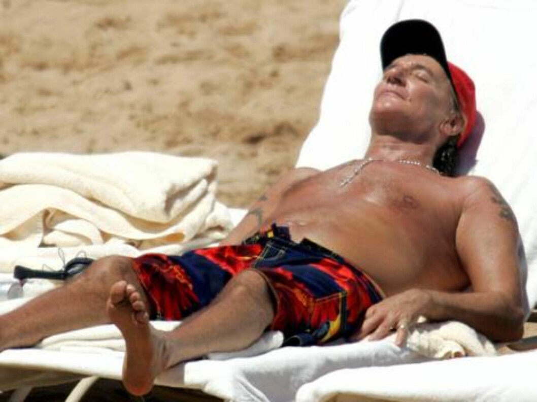 9454, OAHU, HAWAII - Friday April 7 2006. EXCLUSIVE: Singer Rod Stewart takes advantage of the Hawaiian sun. He relaxed on the beach for the second day in a row and baked himself in the heat. Rod decided after about an hour in the sun to apply some lotion Foto: All Over Press 9454, OAHU, HAWAII - Friday April 7 2006. EXCLUSIVE: Singer Rod Stewart takes advantage of the Hawaiian sun. He relaxed on the beach for the second day in a row and baked himself in the heat. Rod decided after about an hour in the sun to apply some lotion Foto: All Over Press