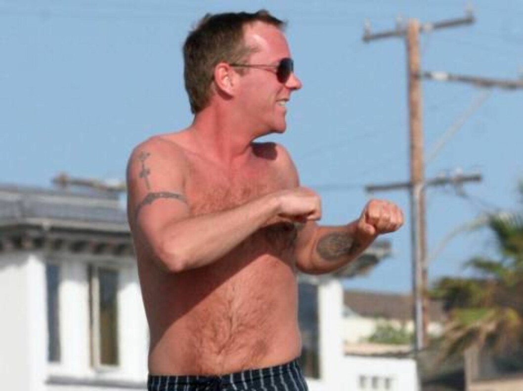 Tv show 24 star and very rich Kiefer Sutherland hits the beach in Orange County and flexes his muscle june 17, 2006 X17agency EXCLUSIVE / ALL OVER PRESS Foto: All Over Press Tv show 24 star and very rich Kiefer Sutherland hits the beach in Orange County and flexes his muscle june 17, 2006 X17agency EXCLUSIVE / ALL OVER PRESS Foto: All Over Press