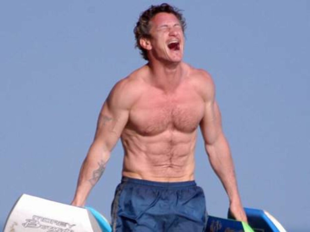 Sean Penn enjoyed a day at the beach with his wife, Robin Wright Penn, their two kids, and some friends. The Oscar-winning actor was in good spirits, carrying the group's body boards back to shore. Penn then took a try on his surfboard and did pretty we Foto: All Over Press Sean Penn enjoyed a day at the beach with his wife, Robin Wright Penn, their two kids, and some friends. The Oscar-winning actor was in good spirits, carrying the group's body boards back to shore. Penn then took a try on his surfboard and did pretty we Foto: All Over Press