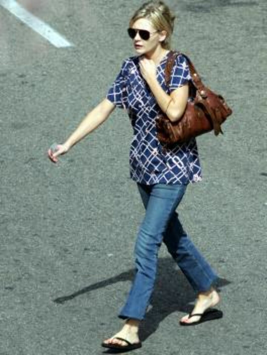 Kirsten Dunst meets friends for lunch at trendy Urth Cafe in West Hollywood. The actress dressed down in a vintage-second hand look, wearing flip flops, smoking, and even picking her nose! October 15, 2004. Exclusive X17agency.com / ALL OVER PRESS Foto: All Over Press Kirsten Dunst meets friends for lunch at trendy Urth Cafe in West Hollywood. The actress dressed down in a vintage-second hand look, wearing flip flops, smoking, and even picking her nose! October 15, 2004. Exclusive X17agency.com / ALL OVER PRESS Foto: All Over Press