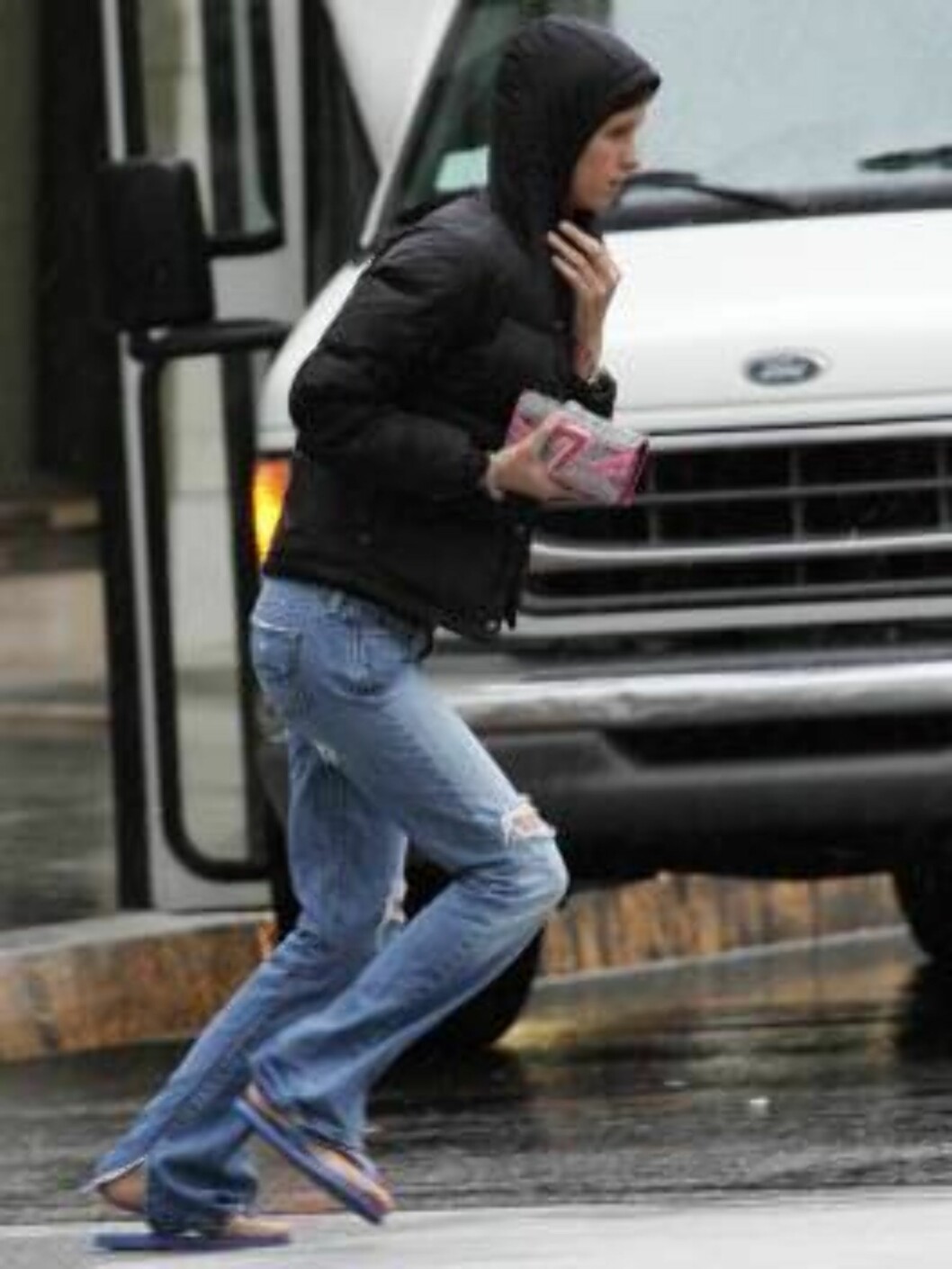 <strong>Code:</strong> X17XX8 - Ferderik Madison, Beverly Hills, USA, 11.02.2005: Nicky Hilton made a BIG purchase at Gucci during a shopping trip in the rain. The younger Hilton wore rubber flip flops in the cold downpour and stood in the rian for a smoke before enterin Foto: All Over Press <strong>Code:</strong> X17XX8 - Ferderik Madison, Beverly Hills, USA, 11.02.2005: Nicky Hilton made a BIG purchase at Gucci during a shopping trip in the rain. The younger Hilton wore rubber flip flops in the cold downpour and stood in the rian for a smoke before enterin Foto: All Over Press