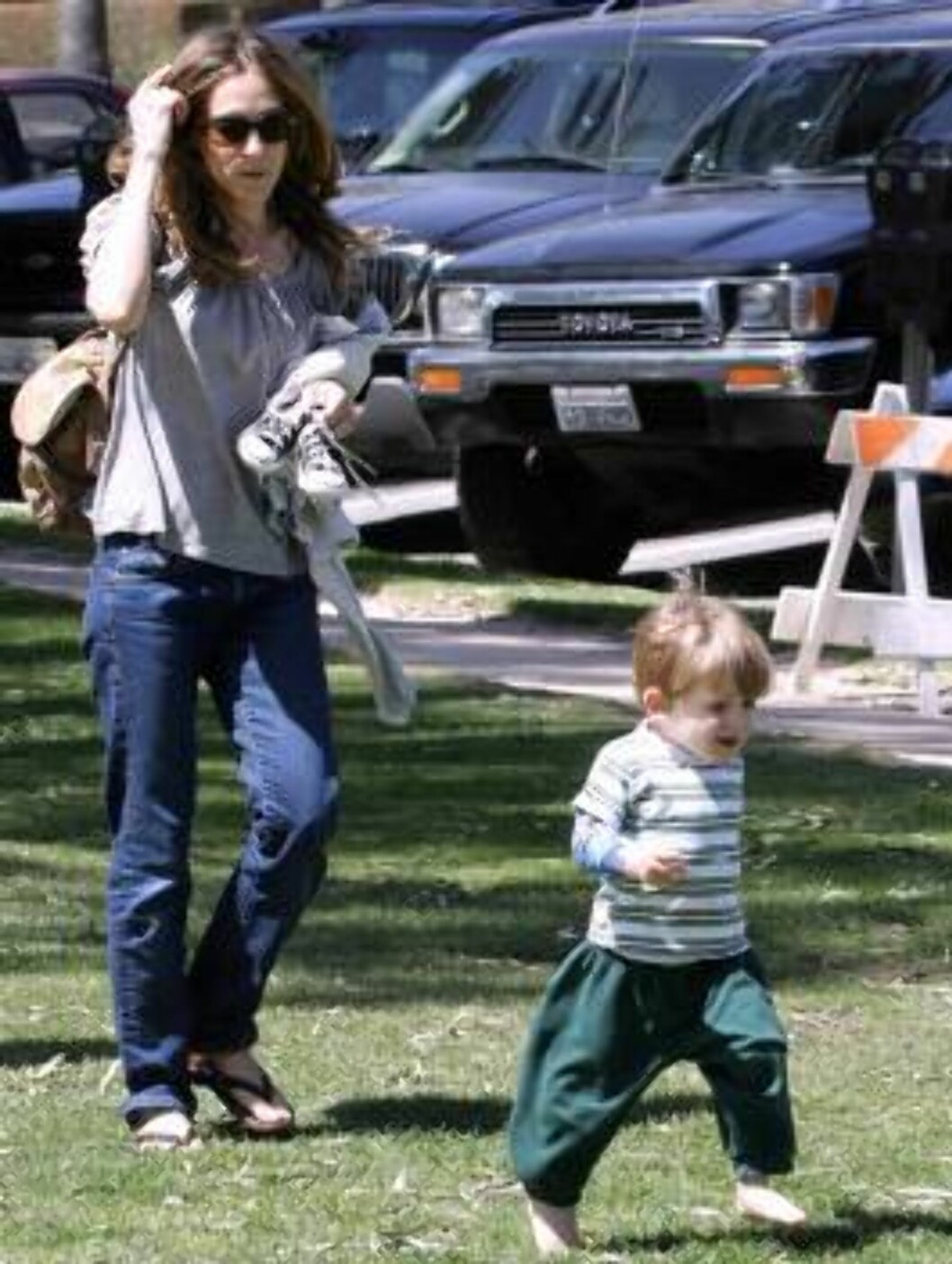 <strong>Code:</strong> X17XX8 - Madison, Santa Monica, USA, 16.04.2005: Sarah Jessica Parker playing with son James at a park in Santa Monica , California, climbing trees, running.
All Over Press / X17 Agency / Madison
EXCLUSIVE / ALL OVER PRESS Foto: All Over Press <strong>Code:</strong> X17XX8 - Madison, Santa Monica, USA, 16.04.2005: Sarah Jessica Parker playing with son James at a park in Santa Monica , California, climbing trees, running.
All Over Press / X17 Agency / Madison
EXCLUSIVE / ALL OVER PRESS Foto: All Over Press