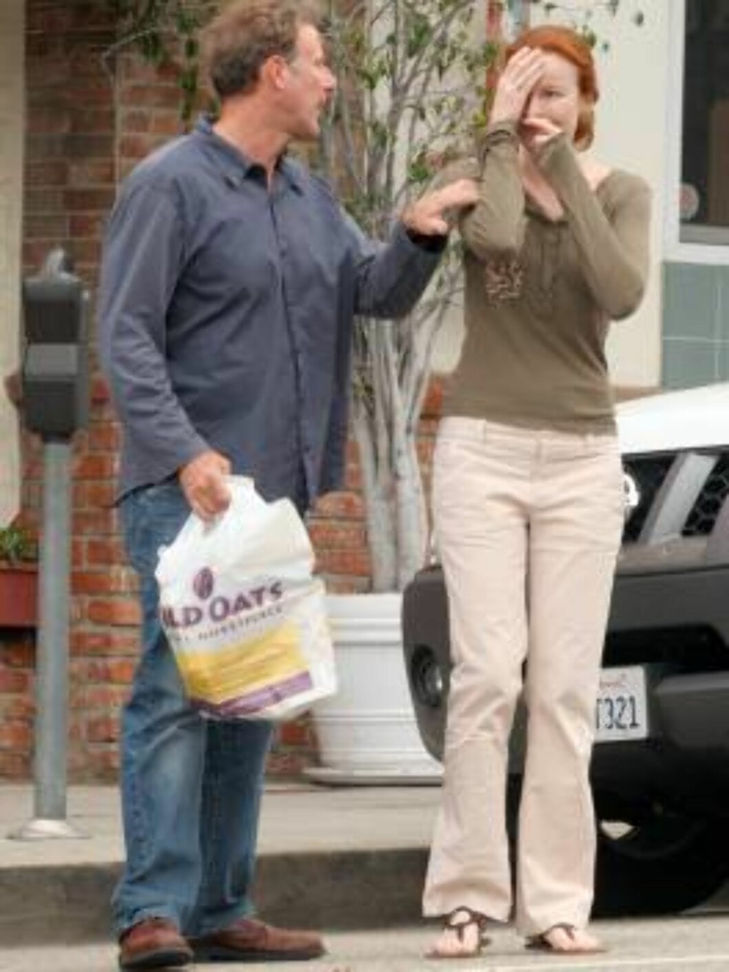 Newly married Marcia Cross walking with new husband wearing their wedding band while shopping in Santa Monica June6, 2006 X17agency exclusive Foto: All Over Press Newly married Marcia Cross walking with new husband wearing their wedding band while shopping in Santa Monica June6, 2006 X17agency exclusive Foto: All Over Press