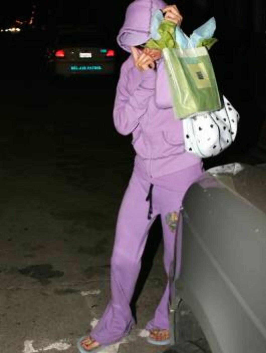 Paris Hilton almost forgot her parking ticket outside a beauty salon in Beverly Hills. Fortunetly a photog was there to give it to her as she hides her waxed lips under her purple hood. october 25, 2005
X17agency exclusive / ALL OVER PRESS Foto: All Over Press Paris Hilton almost forgot her parking ticket outside a beauty salon in Beverly Hills. Fortunetly a photog was there to give it to her as she hides her waxed lips under her purple hood. october 25, 2005
X17agency exclusive / ALL OVER PRESS Foto: All Over Press