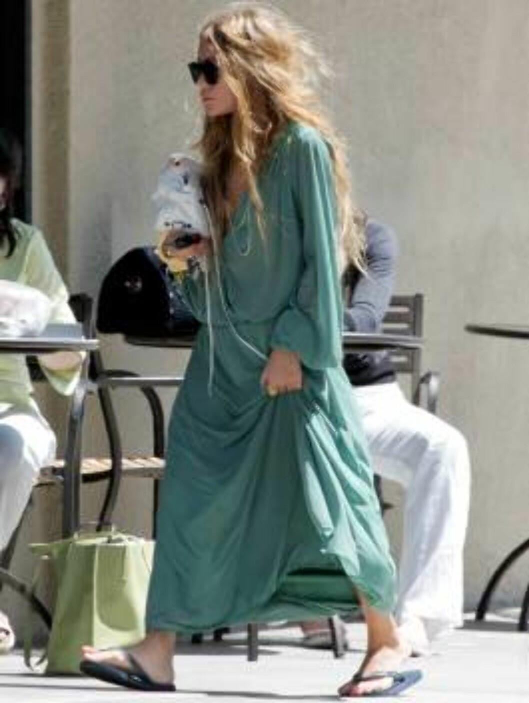 Mary Kate Olsen going to Starbucks shows she is still a fashion icon with large green dress. June 19, 2006 X17agency EXCLUSIVE Foto: All Over Press Mary Kate Olsen going to Starbucks shows she is still a fashion icon with large green dress. June 19, 2006 X17agency EXCLUSIVE Foto: All Over Press
