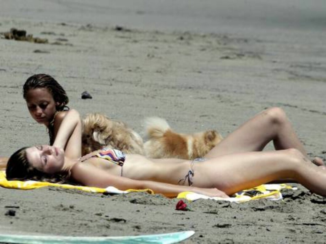 Mischa Barton and Nicole Richie in bikini on the beach in Malibu with boyfriend surfer rocker Cisco Adler June 17, 2006 X17agency exclusive
EXCLUSIVE Foto: All Over Press Mischa Barton and Nicole Richie in bikini on the beach in Malibu with boyfriend surfer rocker Cisco Adler June 17, 2006 X17agency exclusive
EXCLUSIVE Foto: All Over Press