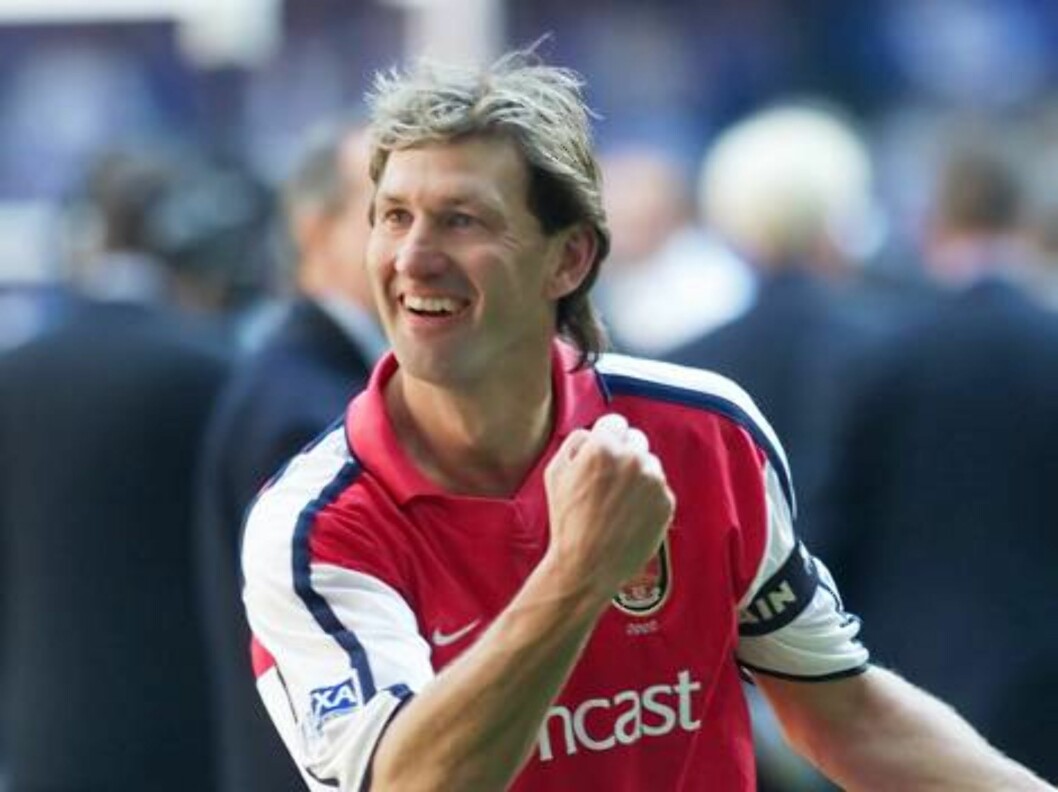 Arsenal's longest serving player Tony Adams, celebrates with his fans, after Arsenal won the English FA soccer Cup beating Chelsea 2-0, in the Millennium Stadium, Cardiff, Wales, Saturday May 4, 2002.(AP Photo/Max Nash) ** INTERNET OUT ONLINE OUT EDITORI Foto: AP Arsenal's longest serving player Tony Adams, celebrates with his fans, after Arsenal won the English FA soccer Cup beating Chelsea 2-0, in the Millennium Stadium, Cardiff, Wales, Saturday May 4, 2002.(AP Photo/Max Nash) ** INTERNET OUT ONLINE OUT EDITORI Foto: AP