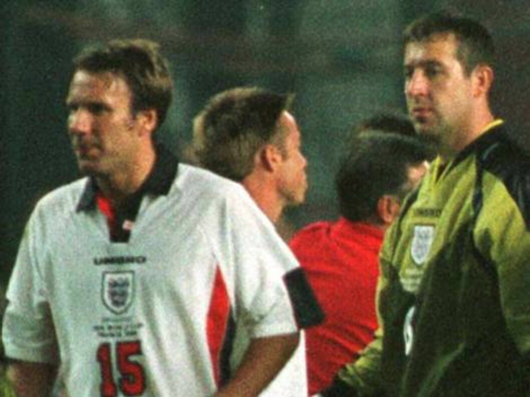England goalkeeper David Seaman, second from left, hugs teammate Paul Ince after England lost to Argentina in a penalty shoot-out in a second round World Cup soccer match in St Etienne, Tuesday June 30 1998. From left are England players Paul Ince, Davi Foto: AP England goalkeeper David Seaman, second from left, hugs teammate Paul Ince after England lost to Argentina in a penalty shoot-out in a second round World Cup soccer match in St Etienne, Tuesday June 30 1998. From left are England players Paul Ince, Davi Foto: AP