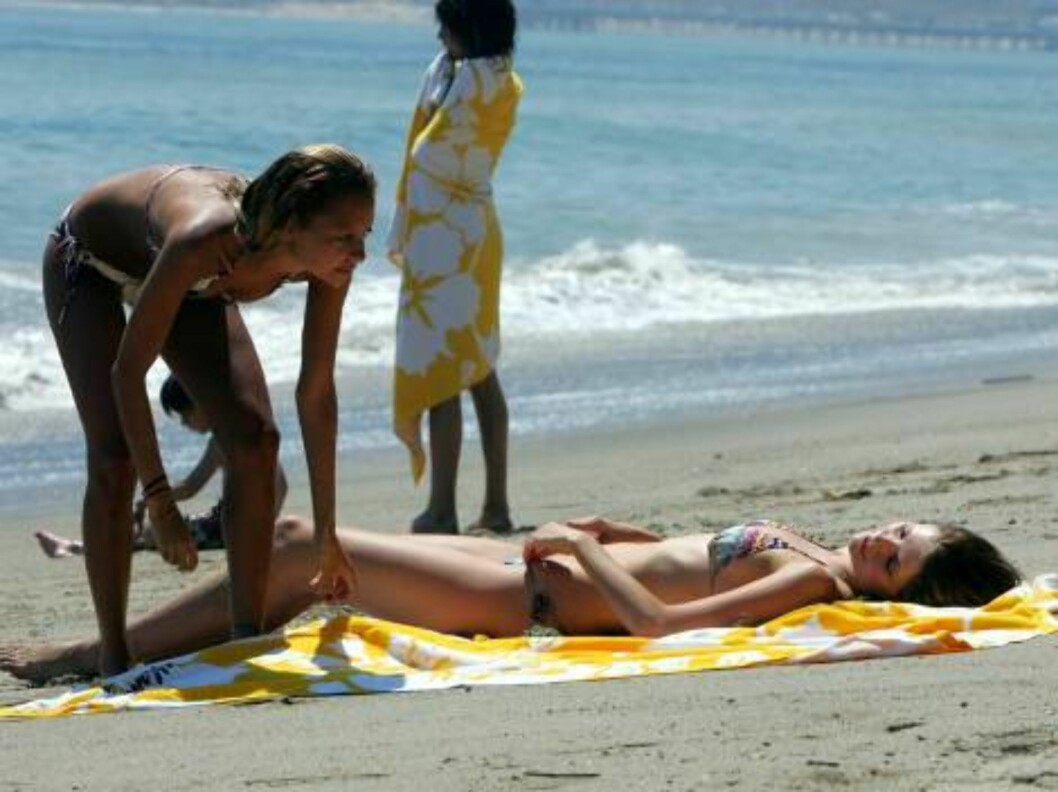 Nicole Richie tongue kisses her dog on the beach as she spends a sunny afternoon with Mischa Barton and boyfriend Cisco Adler. June 17, 2006 X17agency exclusive
EXCLUSIVE Foto: All Over Press Nicole Richie tongue kisses her dog on the beach as she spends a sunny afternoon with Mischa Barton and boyfriend Cisco Adler. June 17, 2006 X17agency exclusive
EXCLUSIVE Foto: All Over Press