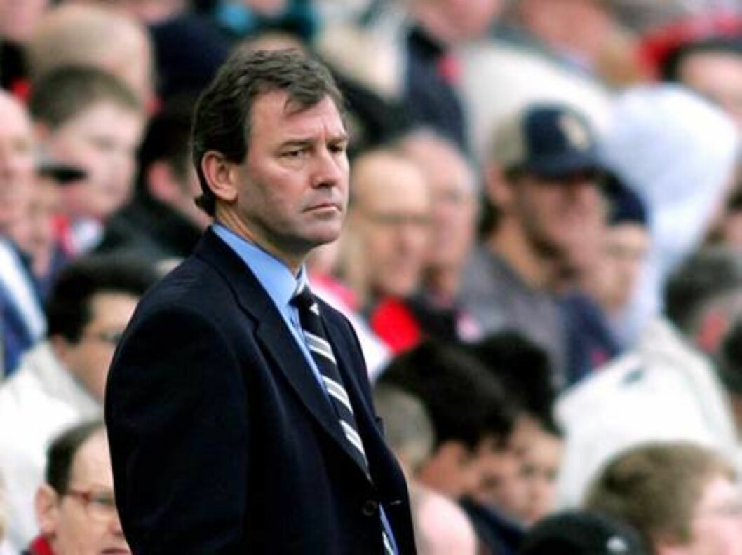 West Bromwich Albion's manager Bryan Robson watches his team during their English Premier League soccer match against Middlesbrough at Middlesbrough's Riverside Stadium, England, Saturday April 23, 2005. (AP Photo/Scott Heppell) ** NO INTERNET/MOBILE USAG Foto: AP West Bromwich Albion's manager Bryan Robson watches his team during their English Premier League soccer match against Middlesbrough at Middlesbrough's Riverside Stadium, England, Saturday April 23, 2005. (AP Photo/Scott Heppell) ** NO INTERNET/MOBILE USAG Foto: AP
