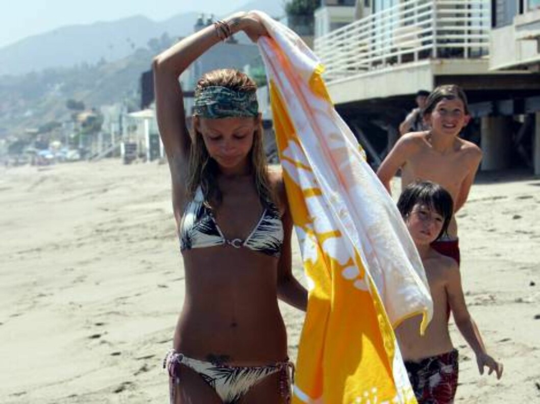 Nicole Richie tongue kisses her dog on the beach as she spends a sunny afternoon with Mischa Barton and boyfriend Cisco Adler. June 17, 2006 X17agency exclusive
EXCLUSIVE Foto: All Over Press Nicole Richie tongue kisses her dog on the beach as she spends a sunny afternoon with Mischa Barton and boyfriend Cisco Adler. June 17, 2006 X17agency exclusive
EXCLUSIVE Foto: All Over Press