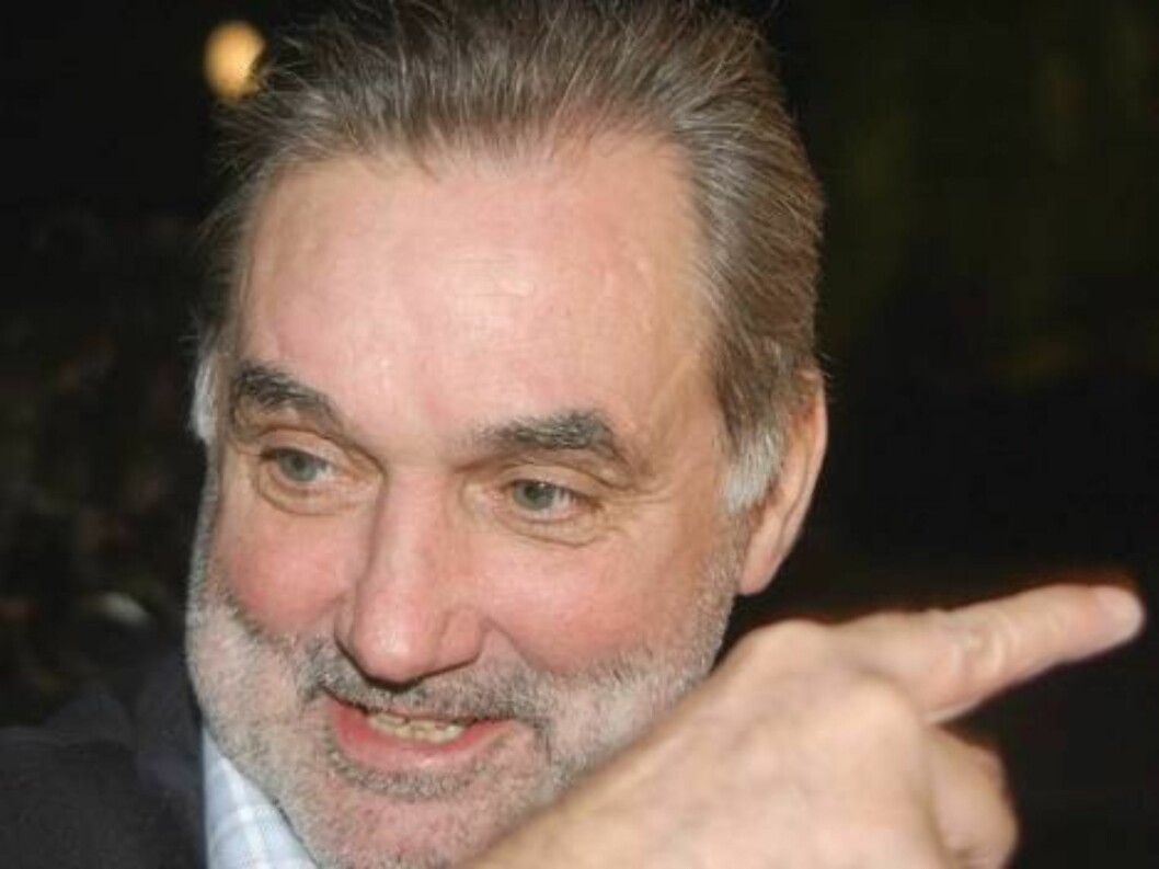 ** FILE ** Former Northern Ireland soccer star George Best arrives for a gala dinner in London, in this Thursday, March 4, 2004 file photo. George Best was to be buried on Saturday, Dec 3, 2005 following a state-style funeral that brought his native Belfa Foto: AP ** FILE ** Former Northern Ireland soccer star George Best arrives for a gala dinner in London, in this Thursday, March 4, 2004 file photo. George Best was to be buried on Saturday, Dec 3, 2005 following a state-style funeral that brought his native Belfa Foto: AP