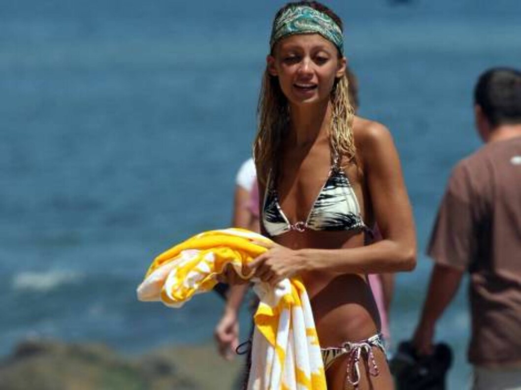 Mischa Barton and Nicole Richie in bikini on the beach in Malibu with boyfriend surfer rocker Cisco Adler June 17, 2006 X17agency exclusive
EXCLUSIVE Foto: All Over Press Mischa Barton and Nicole Richie in bikini on the beach in Malibu with boyfriend surfer rocker Cisco Adler June 17, 2006 X17agency exclusive
EXCLUSIVE Foto: All Over Press