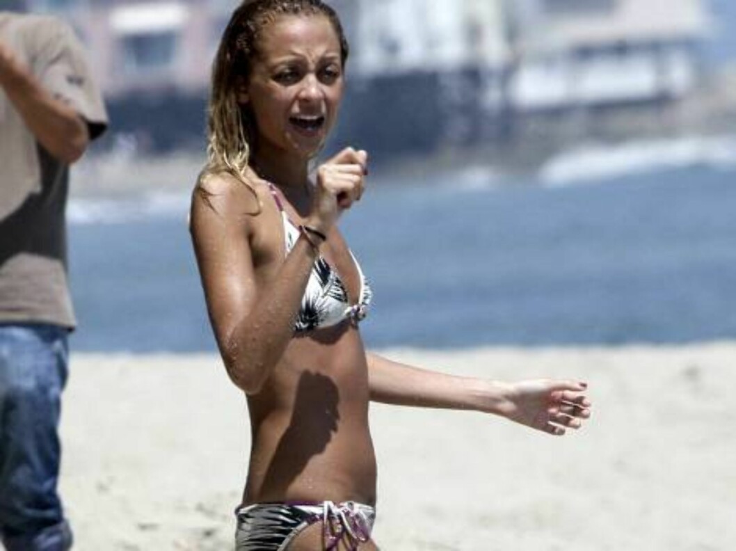 Mischa Barton and Nicole Richie in bikini on the beach in Malibu with boyfriend surfer rocker Cisco Adler June 17, 2006 X17agency exclusive
EXCLUSIVE Foto: All Over Press Mischa Barton and Nicole Richie in bikini on the beach in Malibu with boyfriend surfer rocker Cisco Adler June 17, 2006 X17agency exclusive
EXCLUSIVE Foto: All Over Press