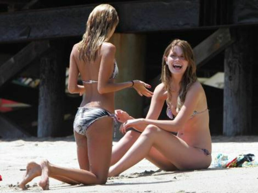 Mischa Barton and Nicole Richie in bikini on the beach in Malibu with boyfriend surfer rocker Cisco Adler June 17, 2006 X17agency exclusive
EXCLUSIVE Foto: All Over Press Mischa Barton and Nicole Richie in bikini on the beach in Malibu with boyfriend surfer rocker Cisco Adler June 17, 2006 X17agency exclusive
EXCLUSIVE Foto: All Over Press