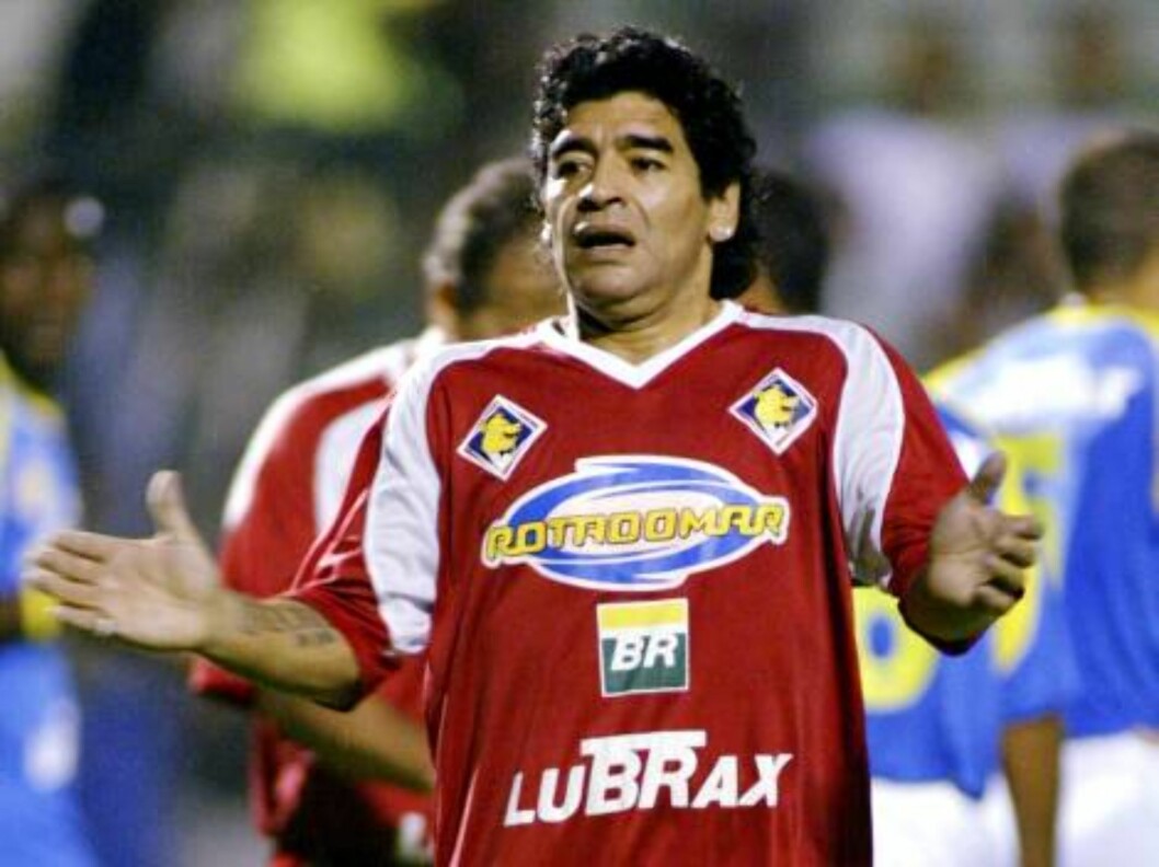 Argentine soccer legend Diego Maradona gestures during a friendly game in Rio de Janeiro, Brazil, on Wednesday, Dec. 21, 2005. Maradona was briefly detained by Brazilian police Thursday at Rio de Janeiro's international airport after he argued with police Foto: AP Argentine soccer legend Diego Maradona gestures during a friendly game in Rio de Janeiro, Brazil, on Wednesday, Dec. 21, 2005. Maradona was briefly detained by Brazilian police Thursday at Rio de Janeiro's international airport after he argued with police Foto: AP