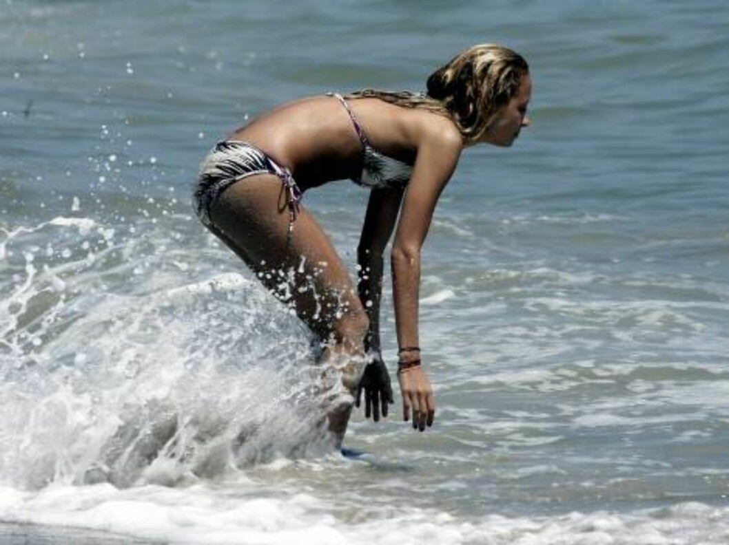 Mischa Barton and Nicole Richie in bikini on the beach in Malibu with boyfriend surfer rocker Cisco Adler June 17, 2006 X17agency exclusive
EXCLUSIVE Foto: All Over Press Mischa Barton and Nicole Richie in bikini on the beach in Malibu with boyfriend surfer rocker Cisco Adler June 17, 2006 X17agency exclusive
EXCLUSIVE Foto: All Over Press